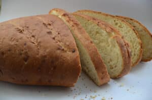 Brot mit einem Allesschneider schneiden