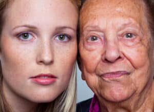 Eine Junge Frau und eine ältere Frau mit Altersflecken