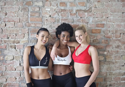 3 Frauen die in Ihrer Freizeit Athleisure Kleidung tragen
