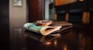 Ein Portemonnaie auf dem Tisch mit einem Bündel Geldscheinen