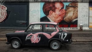 Die Mauer in Berlin und ein Trabant
