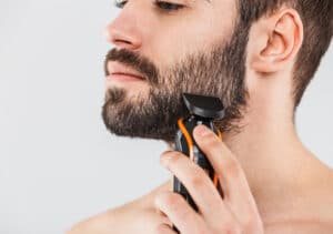 Ein Mann mit einem Elektrorasierer beim rasieren