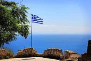 Fahne von Griechenland auf einem Plateau