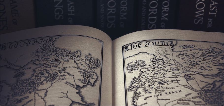 Game of Thrones Bücher mit aufgeschlagenen Seiten.