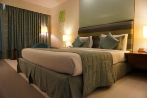 Nobles Hotelzimmer mit Kingsize Bett