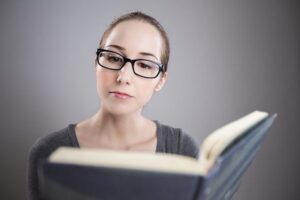 Intelligenz macht Sexy - Frau mit Buch
