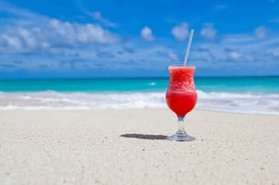 Ein Cocktail am Strand in der Karibik
