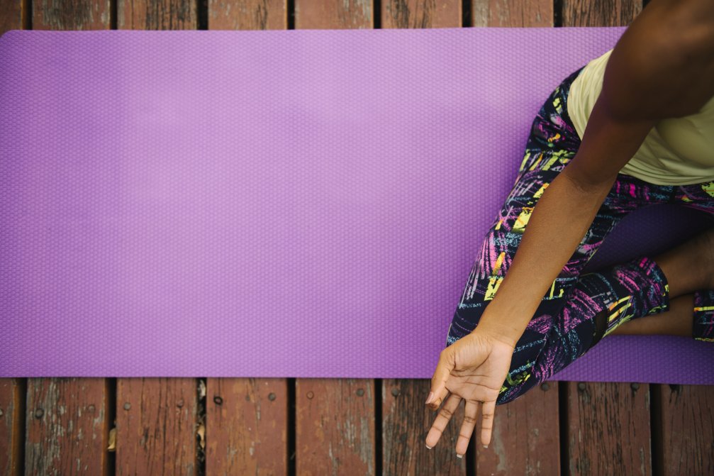 Die Yoga-Matte, ein bequemes kleines Kissen und anderes Zubehör für Kundalini-Yoga