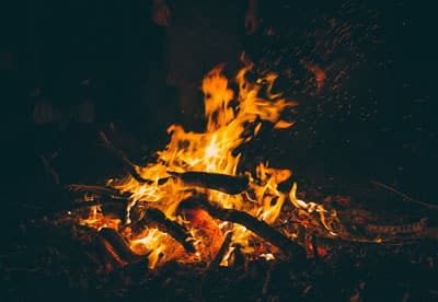Flammenlampen wirken ähnlich wie Lagerfeuer