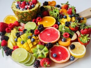 Verschiedenes Obst als Sinnbild für Kalium und Vitamine