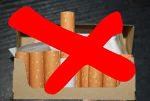 Offene Zigarettenschachtel die durchgestrichen ist als Synonym für nicht rauchen