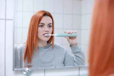 Mundhygiene durch Zahnbürsten und Schallzahnbürste ist wichtig