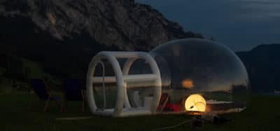 Ein außergewöhnliches Zelt zum schlafen und Campingstühle zum sitzen