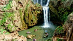 Wasserfall Tour im Urlaub - Touristen auf Booten