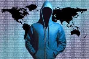 Hacker vor einer Weltkarte als Sinnbild für Webcam Hacking
