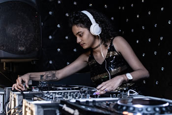 Weibliche DJs beim Clubabend