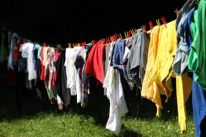 Wäsche auf der Wäscheleine die nach dem waschen stinkt