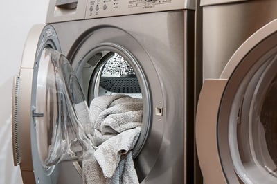 die Wäsche stinkt wenn sie zu lange in der Waschmaschine liegt